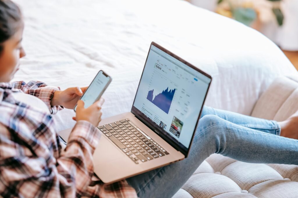 Mujer en sofá haciendo trading